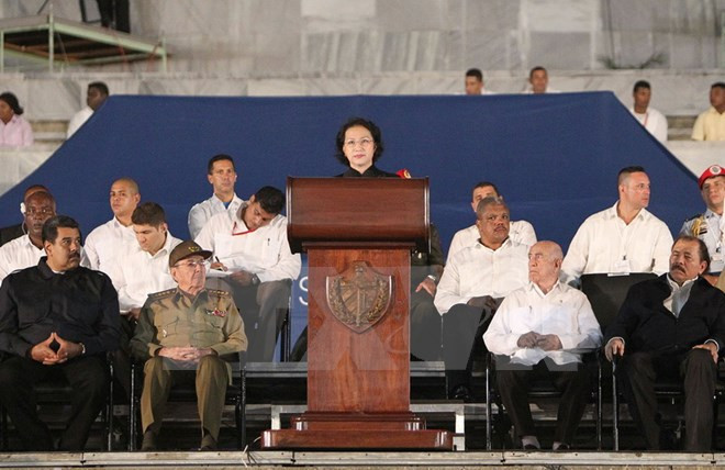 Líder parlamentaria de Vietnam asiste a acto en homenaje póstumo a Fidel ảnh 1 Líder parlamentaria de Vietnam asiste a acto en homenaje póstumo a Fidel ảnh 1