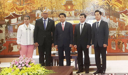 Dirigente de Hanoi recibe al embajador de Cuba en Vietnam ảnh 1 Dirigente de Hanoi recibe al embajador de Cuba en Vietnam ảnh 1