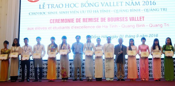 Entregan becas Odon Vallet a 193 alumnos en ciudad centrovietnamita Hue ảnh 1 Entregan becas Odon Vallet a 193 alumnos en ciudad centrovietnamita Hue ảnh 1