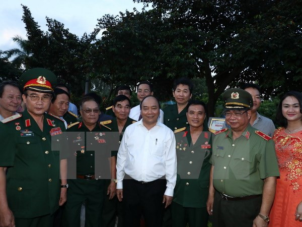 Premier vietnamita recorre por ciudad portuaria de Hai Phong ảnh 1