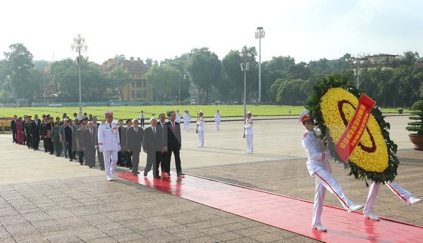 Líderes vietnamitas rinden homenaje a Ho Chi Minh y mártires ảnh 1
