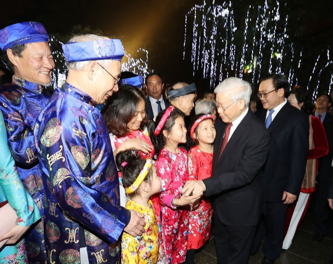 Secretario general del PCV da bienvenida al Tet con residentes de Hanoi ảnh 3