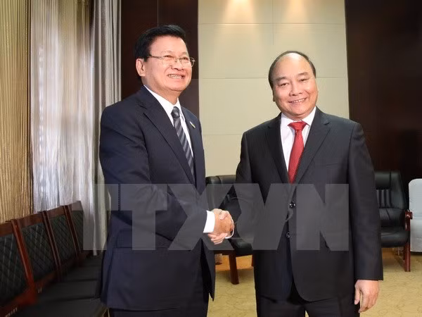 Primer ministro de Vietnam sostiene encuentros con altos dirigentes de Laos ảnh 1