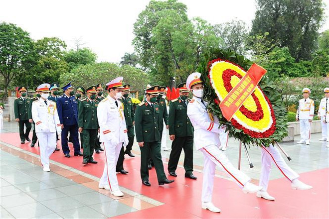 Dirigentes vietnamitas rinden tributo al Presidente Ho Chi Minh en ocasión de efemérides ảnh 2 Dirigentes vietnamitas rinden tributo al Presidente Ho Chi Minh en ocasión de efemérides ảnh 2