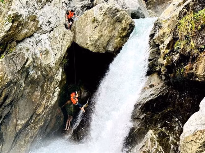 Rescatan a un extranjero atrapado en cascada en Vietnam ảnh 1