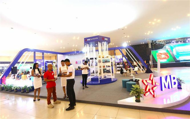 Concluye exposición de productos económicos de defensa Vietnam-Camboya ảnh 1 Concluye exposición de productos económicos de defensa Vietnam-Camboya ảnh 1