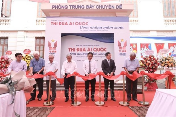 Inauguran en Hanoi exposición sobre emulación patriótica a través del tiempo ảnh 2 Inauguran en Hanoi exposición sobre emulación patriótica a través del tiempo ảnh 2