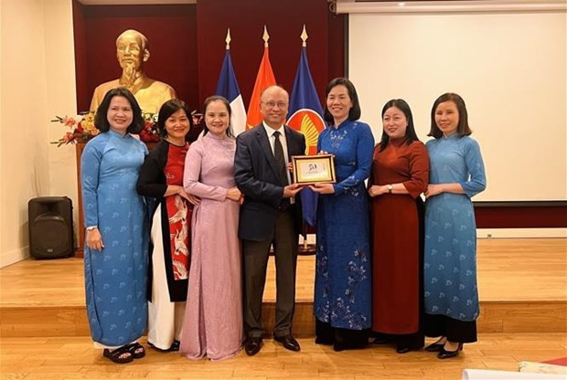 Delegación de Unión de Mujeres de Vietnam realiza visita de trabajo a Francia ảnh 3 Delegación de Unión de Mujeres de Vietnam realiza visita de trabajo a Francia ảnh 3