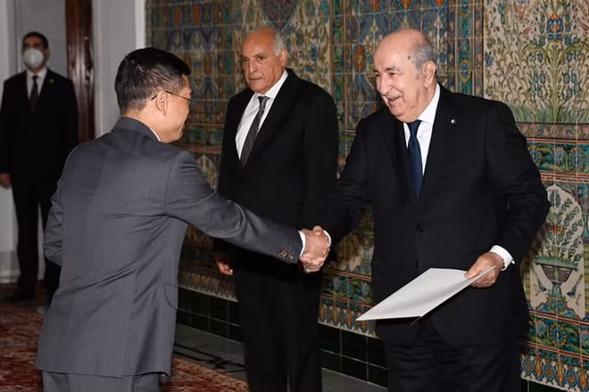Presidente de Argelia valora logros de desarrollo de Vietnam ảnh 1