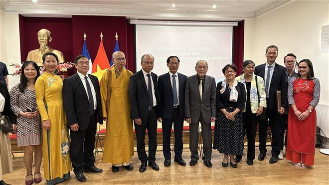 Canciller vietnamita destaca aportes de comunidad de connacionales en Francia ảnh 2 Canciller vietnamita destaca aportes de comunidad de connacionales en Francia ảnh 2
