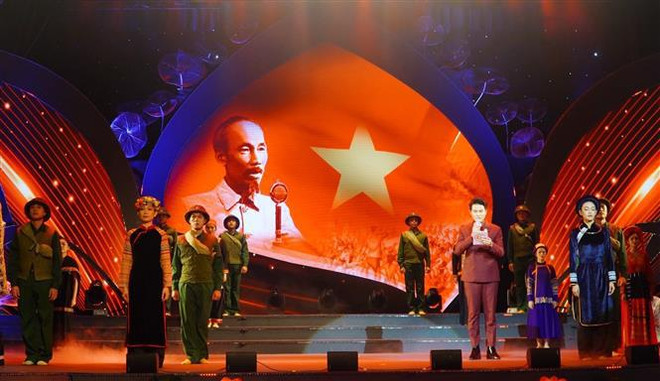 Efectúan programa artístico para rendir homenaje al Presidente Ho Chi Minh ảnh 1
