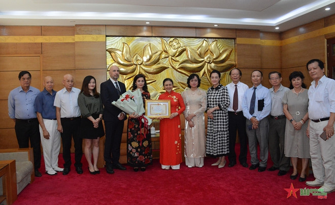 Embajadora búlgara recibe medalla de amistad de Vietnam ảnh 2