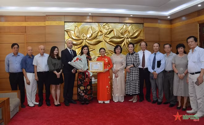 Embajadora búlgara recibe medalla de amistad de Vietnam ảnh 2