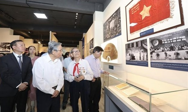 Inauguran en Hanoi exposición sobre emulación patriótica a través del tiempo ảnh 1 Inauguran en Hanoi exposición sobre emulación patriótica a través del tiempo ảnh 1