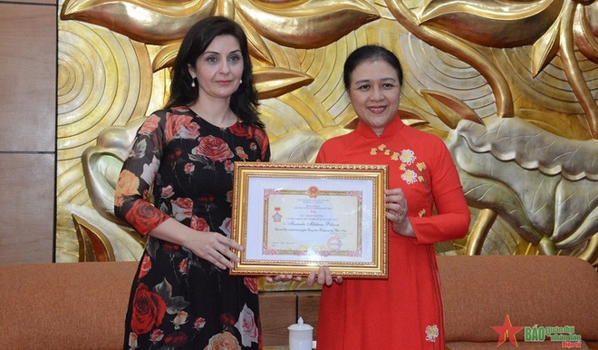 Embajadora búlgara recibe medalla de amistad de Vietnam ảnh 1