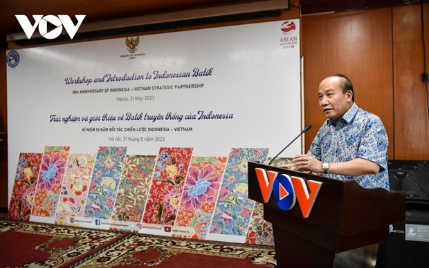 Divulgan técnica tradicional de teñido de telas de Indonesia en Hanoi ảnh 1 Divulgan técnica tradicional de teñido de telas de Indonesia en Hanoi ảnh 1