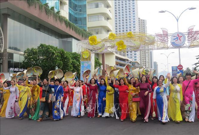 Desfilan más de seis mil mujeres con Ao Dai en Festival del Mar Nha Trang ảnh 3
