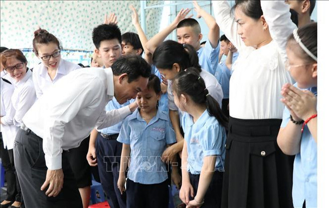 Vicepremier de Vietnam obsequia a niños discapacitados en Khanh Hoa ảnh 1 Vicepremier de Vietnam obsequia a niños discapacitados en Khanh Hoa ảnh 1