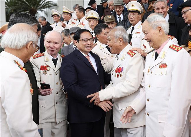 Premier vietnamita se reúne con testigos históricos de Policía Popular ảnh 2 Premier vietnamita se reúne con testigos históricos de Policía Popular ảnh 2
