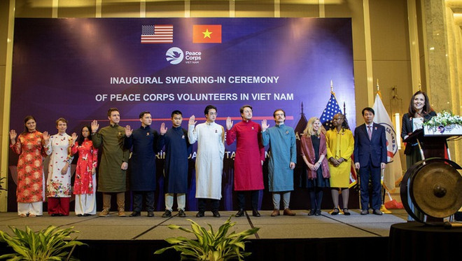 Maestros voluntarios estadounidenses vestidos con Ao Dai vietnamita en ceremonia de juramento ảnh 1 Maestros voluntarios estadounidenses vestidos con Ao Dai vietnamita en ceremonia de juramento ảnh 1
