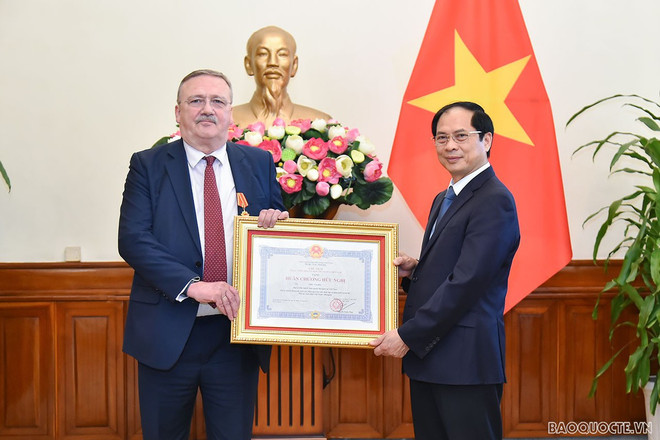 Entregan Orden de Amistad al embajador húngaro en Vietnam ảnh 1 Entregan Orden de Amistad al embajador húngaro en Vietnam ảnh 1
