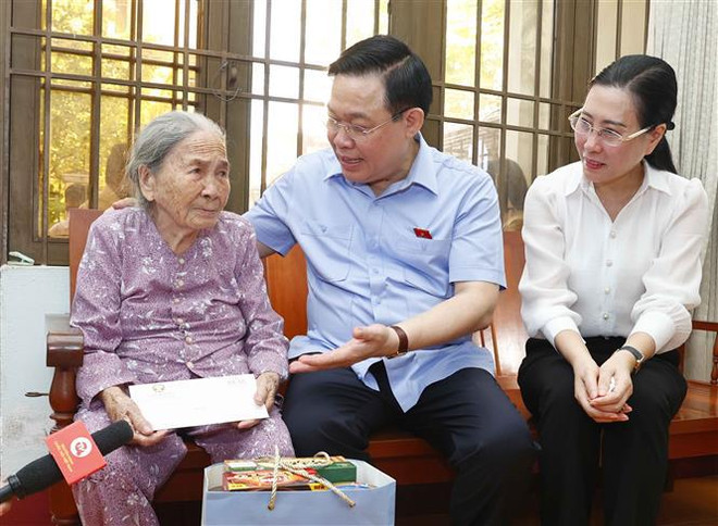 Presidente del Parlamento de Vietnam rinde tributo a mártires del país ảnh 3 Presidente del Parlamento de Vietnam rinde tributo a mártires del país ảnh 3