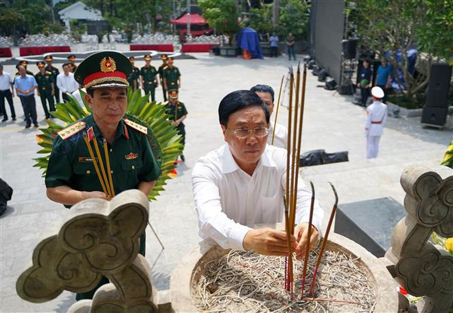 Vicepremier vietnamita rinde homenaje a mártires caídos por la independencia ảnh 1 Vicepremier vietnamita rinde homenaje a mártires caídos por la independencia ảnh 1