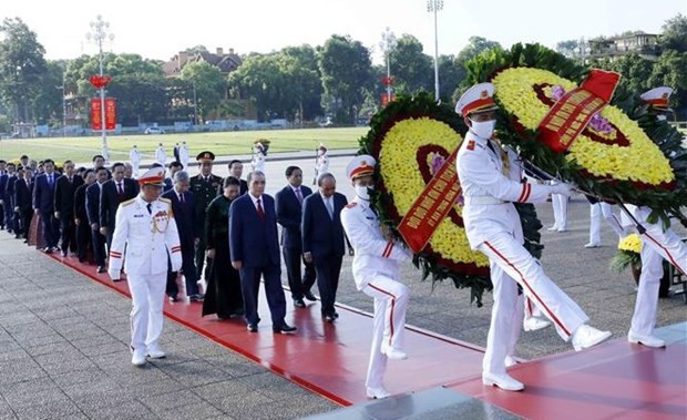 Dirigentes del Partido y del Estado rinden homenaje a mártires de guerra ảnh 1 Dirigentes del Partido y del Estado rinden homenaje a mártires de guerra ảnh 1