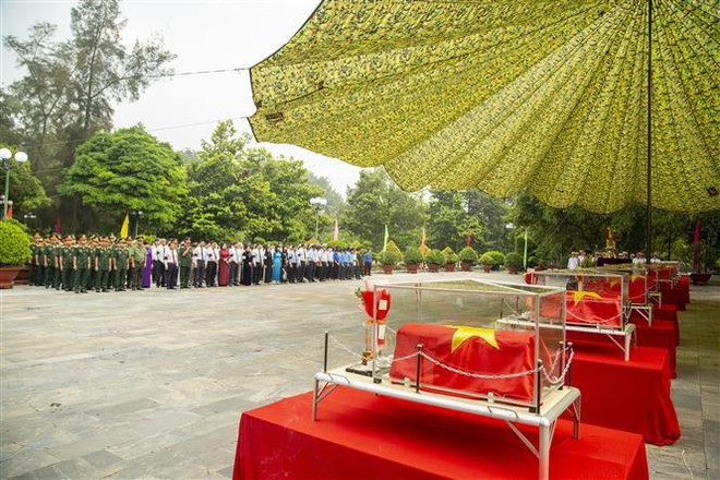 Rinden homenaje póstumo a internacionalistas vietnamitas fallecidos en Camboya ảnh 1