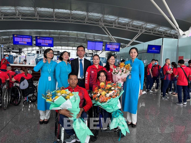 Vietnam Airlines acompaña a atletas vietnamitas a los XI Juegos Paralímpicos de la ASEAN ảnh 1 Vietnam Airlines acompaña a atletas vietnamitas a los XI Juegos Paralímpicos de la ASEAN ảnh 1