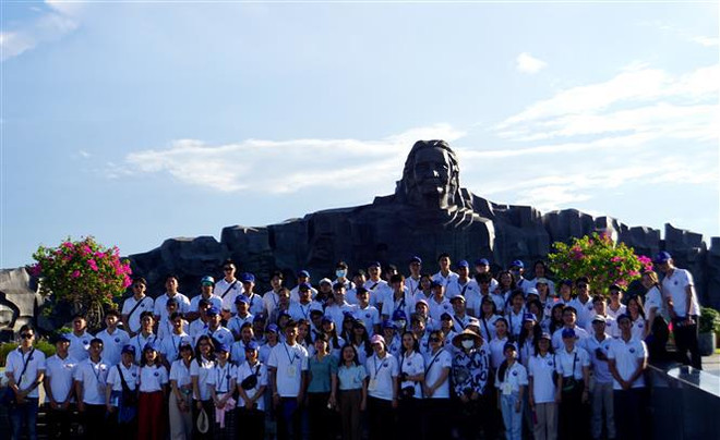 Participantes en Campamento de Verano de Vietnam 2022 rinden homenaje a madres heroicas ảnh 2 Participantes en Campamento de Verano de Vietnam 2022 rinden homenaje a madres heroicas ảnh 2