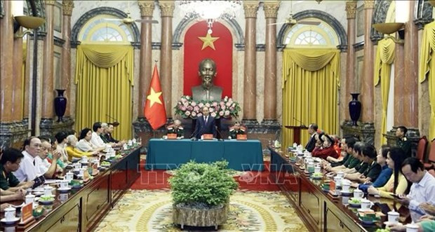 Presidente vietnamita aprecia aportes de personas con méritos revolucionarios ảnh 1 Presidente vietnamita aprecia aportes de personas con méritos revolucionarios ảnh 1