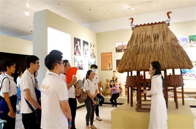 Participantes en Campamento de Verano de Vietnam 2022 rinden homenaje a madres heroicas ảnh 1 Participantes en Campamento de Verano de Vietnam 2022 rinden homenaje a madres heroicas ảnh 1