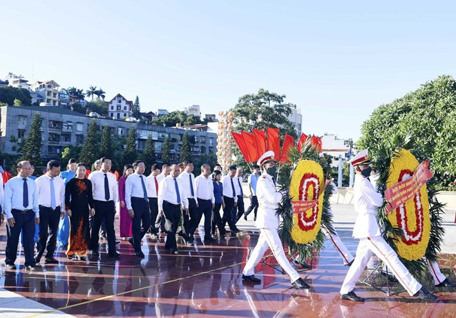 Presidente de Vietnam rinde homenaje a los héroes y mártires en Quang Ninh ảnh 1