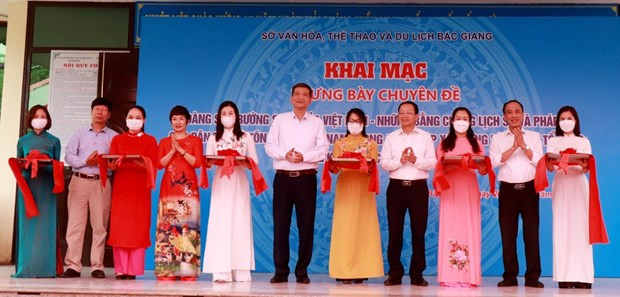 Efectúan exposición sobre archipiélagos vietnamitas en provincia de Bac Giang ảnh 1