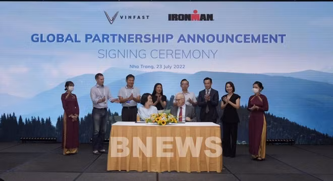 Vinfast e IRONMAN anuncian asociación global innovadora e integral ảnh 1