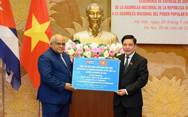 Asamblea Nacional de Vietnam entrega obsequios a órgano legislativo de Cuba ảnh 1 Asamblea Nacional de Vietnam entrega obsequios a órgano legislativo de Cuba ảnh 1