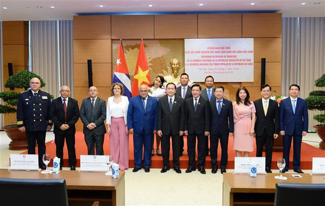 Asamblea Nacional de Vietnam entrega obsequios a órgano legislativo de Cuba ảnh 2 Asamblea Nacional de Vietnam entrega obsequios a órgano legislativo de Cuba ảnh 2