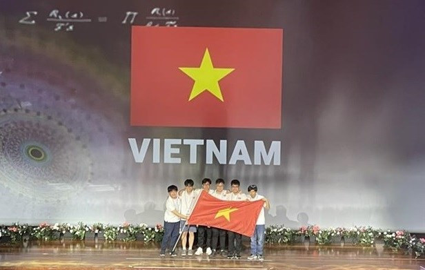 Presidente vietnamita aplaude a alumnos premiados en Olimpiadas Internacionales ảnh 1 Presidente vietnamita aplaude a alumnos premiados en Olimpiadas Internacionales ảnh 1