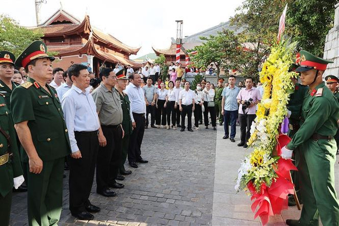 Efectúan en Nghe An programa artístico en honor a inválidos de guerra y mártires ảnh 2 Efectúan en Nghe An programa artístico en honor a inválidos de guerra y mártires ảnh 2