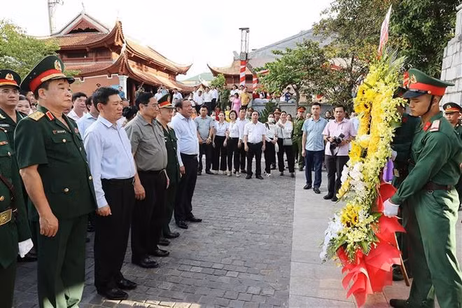 Efectúan en Nghe An programa artístico en honor a inválidos de guerra y mártires ảnh 2