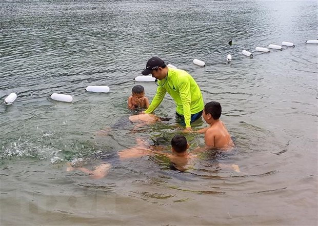 Inauguran en Hanoi la primera exposición de arte sobre prevención de ahogamientos infantiles ảnh 1 Inauguran en Hanoi la primera exposición de arte sobre prevención de ahogamientos infantiles ảnh 1