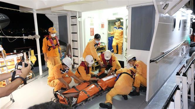 Rescatan a marineros extranjeros enfermos en mar vietnamita ảnh 1 Rescatan a marineros extranjeros enfermos en mar vietnamita ảnh 1