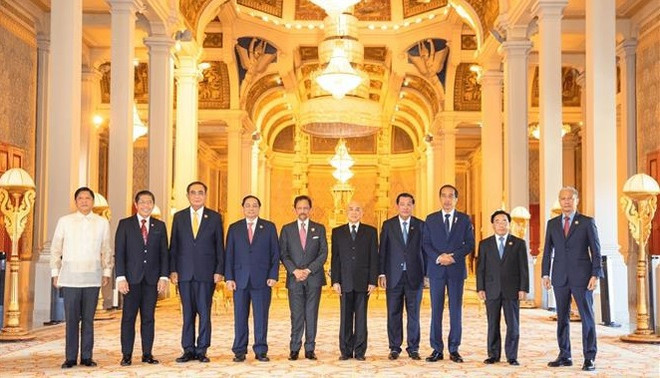 Premier vietnamita y dirigentes de países de la ASEAN se reúnen con el Rey de Camboya ảnh 1 Premier vietnamita y dirigentes de países de la ASEAN se reúnen con el Rey de Camboya ảnh 1