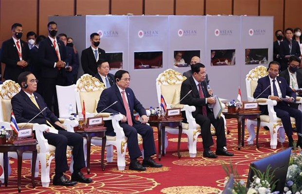 Premier vietnamita asiste a primeras actividades de Cumbres de ASEAN ảnh 1