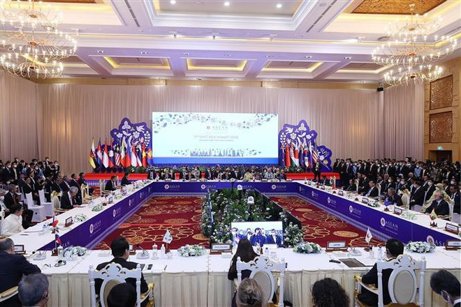 Premier vietnamita asiste a XVII Cumbre de Asia Oriental ảnh 1