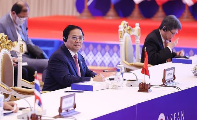 Premier vietnamita asiste a 40ª Cumbre de la ASEAN en Camboya ảnh 1 Premier vietnamita asiste a 40ª Cumbre de la ASEAN en Camboya ảnh 1