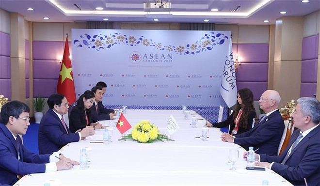 Primer ministro de Vietnam se reúne con presidente ejecutivo del FEM ảnh 1 Primer ministro de Vietnam se reúne con presidente ejecutivo del FEM ảnh 1