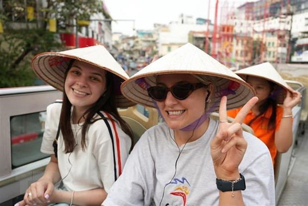 Agencias australianas de viajes exploran destinos turísticos en Hanoi ảnh 1 Agencias australianas de viajes exploran destinos turísticos en Hanoi ảnh 1