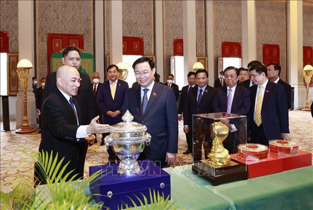Presidente parlamentario vietnamita resalta amistad con Camboya ảnh 1 Presidente parlamentario vietnamita resalta amistad con Camboya ảnh 1